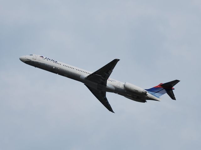 McDonnell Douglas MD-88 (N906DL) - Departing runway 36C (photo taken by Hunalink2)- 9/19/09