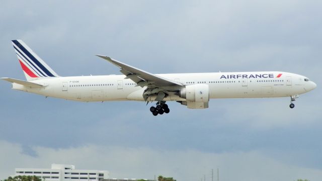 BOEING 777-300ER (F-GSQE)