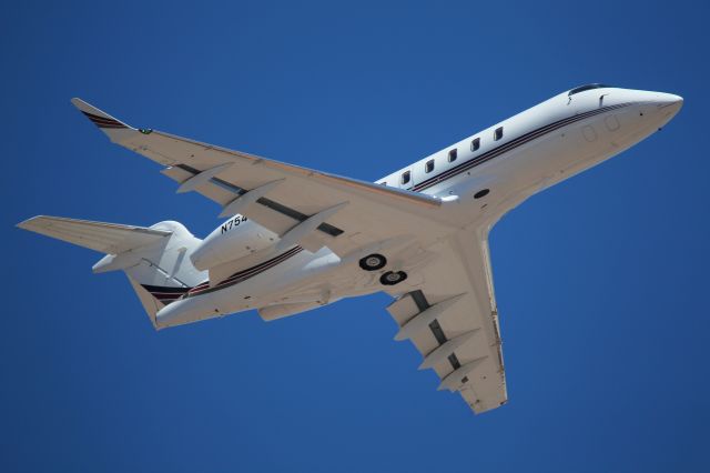 Canadair Challenger 350 (N754QS)