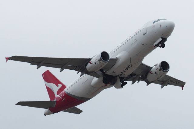 Airbus A320 (VH-UVQ) - Airbus A320-232 cn 2423. Qantaslink VH-UVQ Jarran rwy 21 departure YPPH 31 December 2022.