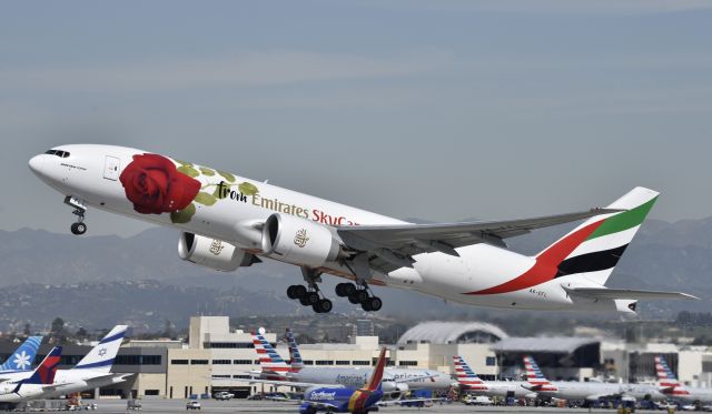 Boeing 777-200 (A6-EFL) - Departing LAX