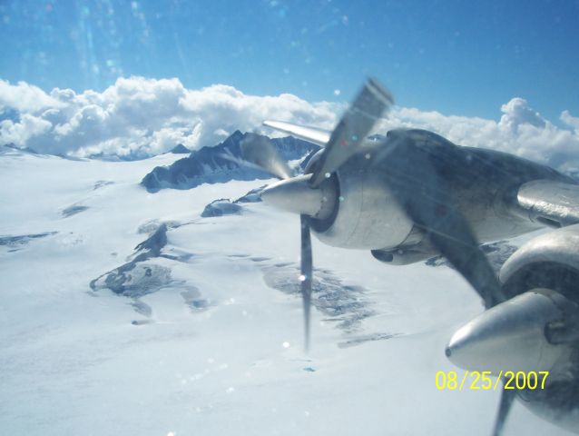 Douglas DC-6 (N600UA)