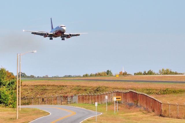 Boeing 737-200 (N322DL)