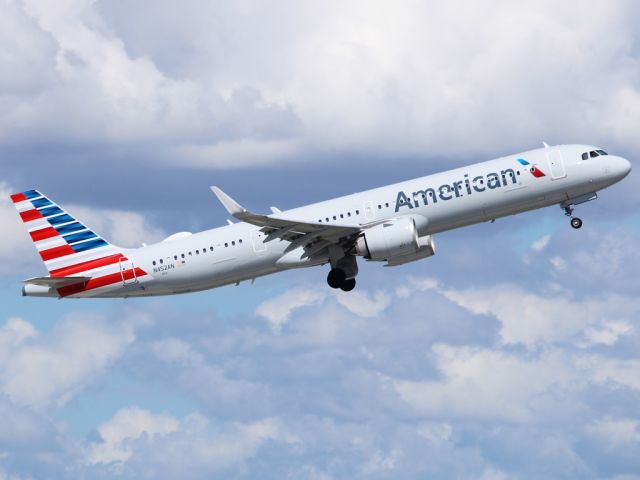 Airbus A321 (N452AN)