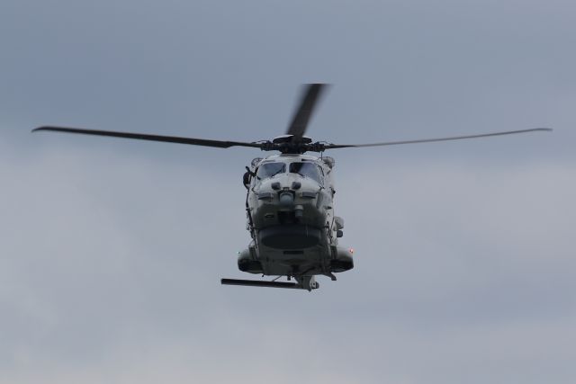 NHI NH-90 — - Tijdens de wereldhavendagen in Rotterdam werd er door de marine ook een demo gegeven met de NH90 boven de nieuwe maas Daar wij met een moterschip onderweg waren naar europoort ,en ik aan dek stond om dit vast te leggen,stond ik oog in oog met de bemanning en was er ook nog een persoonlijke groet uit de cockpit