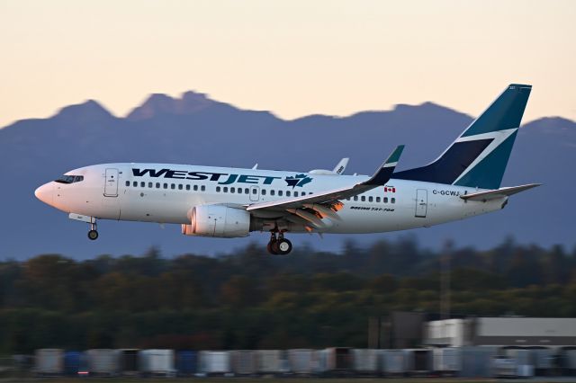 Boeing 737-700 (C-GCWJ)