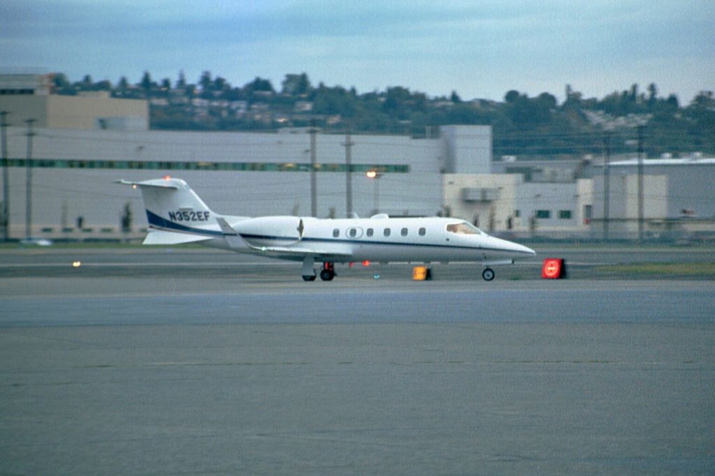 Learjet 31 (N352EF) - Oct-04