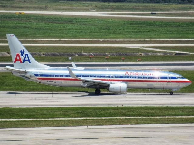 Boeing 737-800 (N921NN)