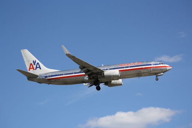 Boeing 737-800 (N978AN) - Landing Rwy24R,Lester B.Pearson Intl Airport,CYYZ/YYZ