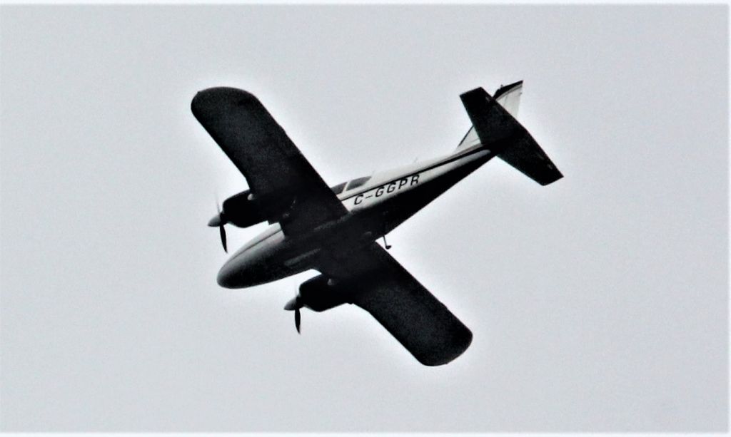 C-GGPR — - C-GGPR PIPER PA-23-250 AZTEC en vol au dessus du Fleuve St-Laurent à Lavaltrie QC. le 12-10-2021 à 14:41