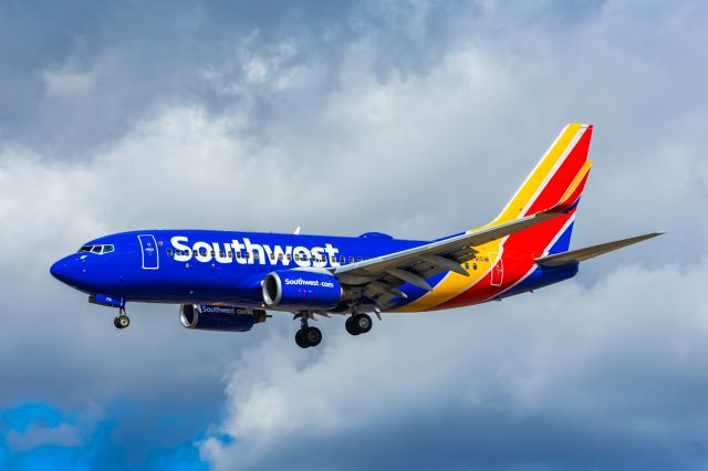 Boeing 737-700 (N791SW) - A Southwest Airlines 737-700 landing at PHX on 2/26/23. Taken with a Canon R7 and Tamron 70-200 G2 lens.