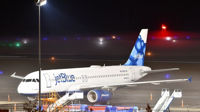 Airbus A320 (N637JB) - jetBlue Airbus A320 (N637JB) parked on the RDU ramp near Terminal 1 on 11/26/2020 at 8:39 pm.