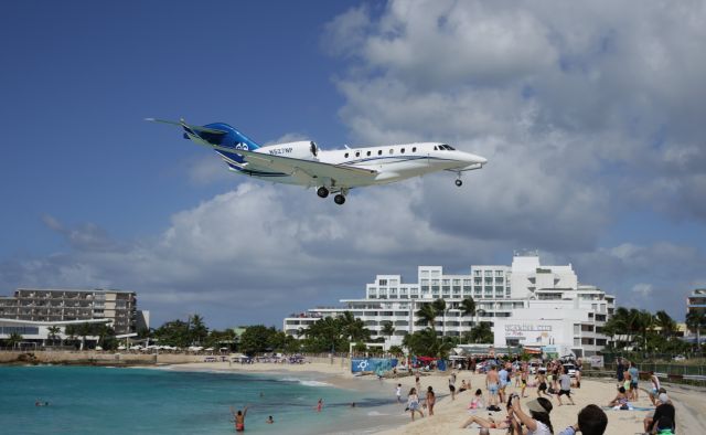 Cessna Citation X (N527NP) - NOBLE AIR LLC Cessna 750 Citation X N527NP over maho beach for landing.