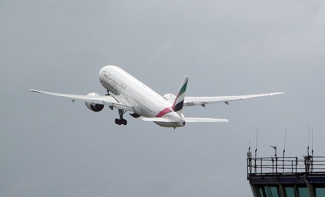 Boeing 777-200 (A6-ECY) - Emirates