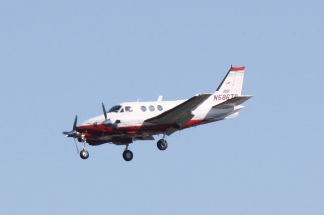 Beechcraft King Air 90 (N586TC) - N586TC on approach to Runway 32 at Sarasota-Bradenton International Airport following a flight from Johnston County Airport