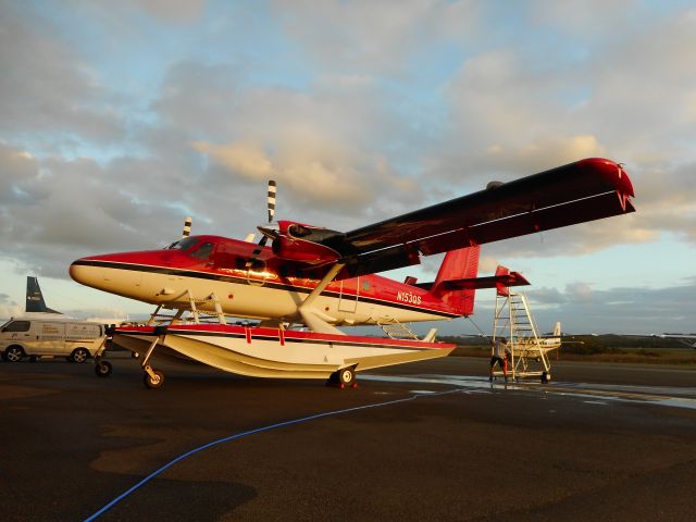 De Havilland Canada Twin Otter (N153QS) - Lovely rare visitor at the Gold Coast