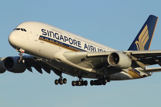 Airbus A380-800 (9V-SKD) - A Singapore Airlines A380-800 approaches runway 027L at LHR.