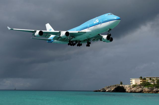 Boeing 747-200 —