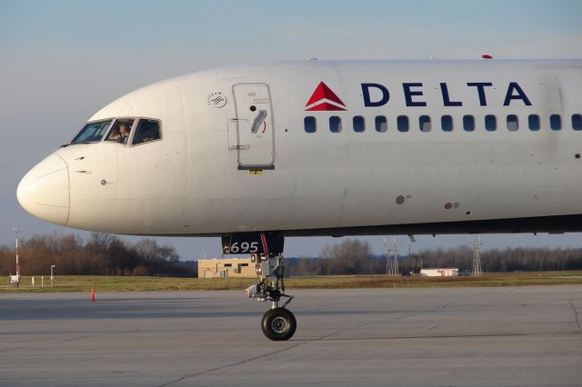 Boeing 757-200 (N695DL)