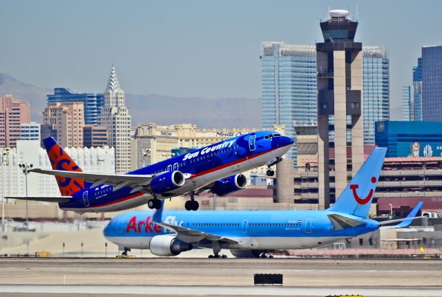 Boeing 737-800 (N813SY)