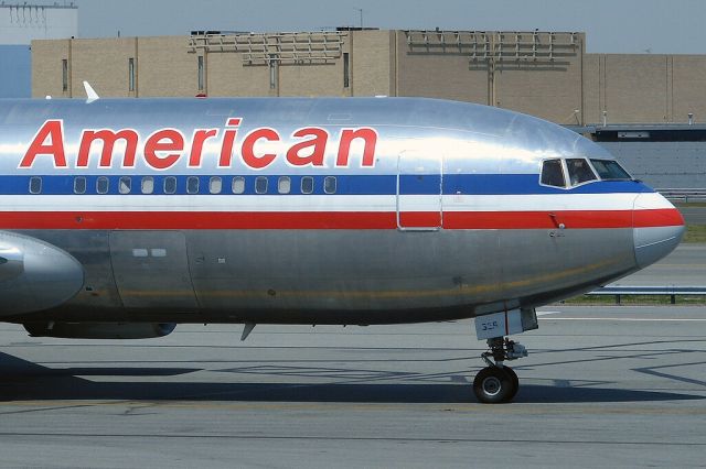 BOEING 767-200 (N329AA)