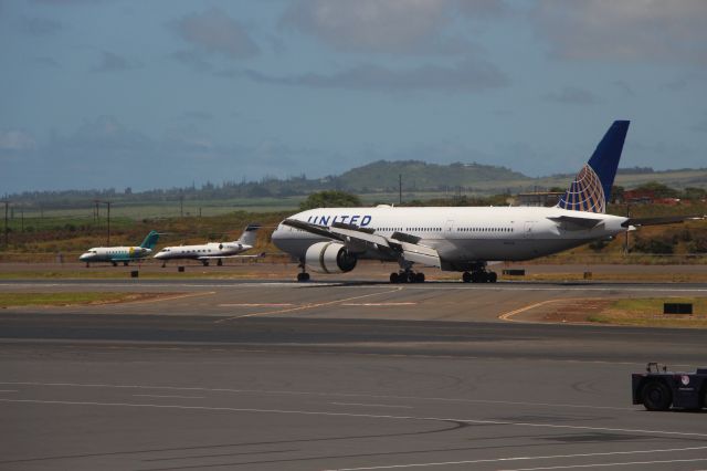 Boeing 777-200 (N212UA)