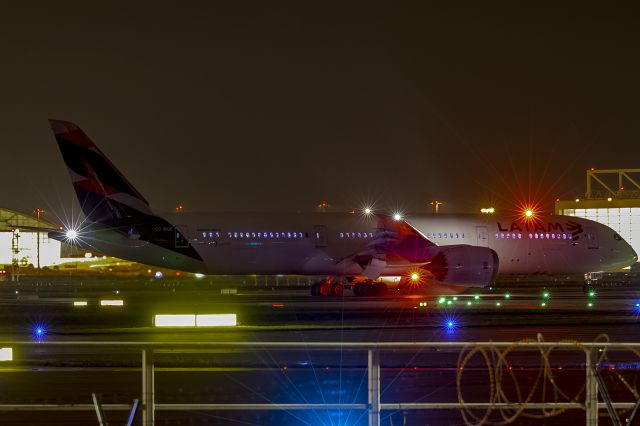 Boeing 787-9 Dreamliner (CC-BGE) - Much difficult to take nightshots here in Frankfurt since last year! We have now a higher fence and many other positions for the jets to take Rwy 18!!