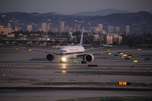 BOEING 777-200LR (B-2041)
