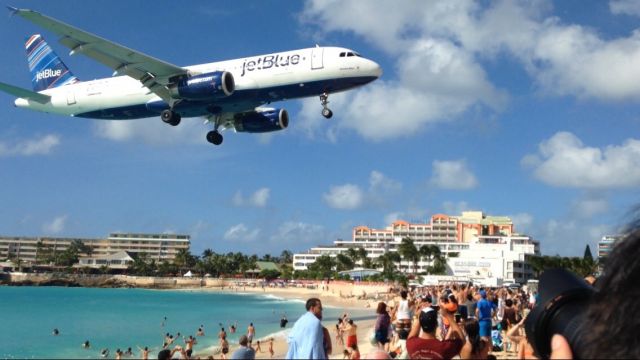 Airbus A320 (N657JB)