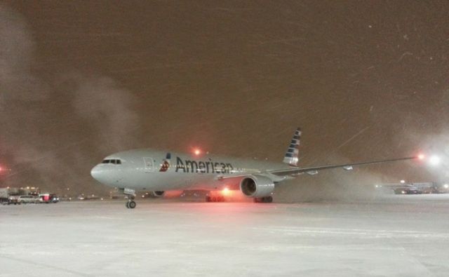Boeing 777-200 — - A snowy arrival in Chicago.