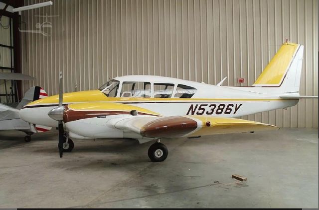 Piper Aztec (N5386Y)