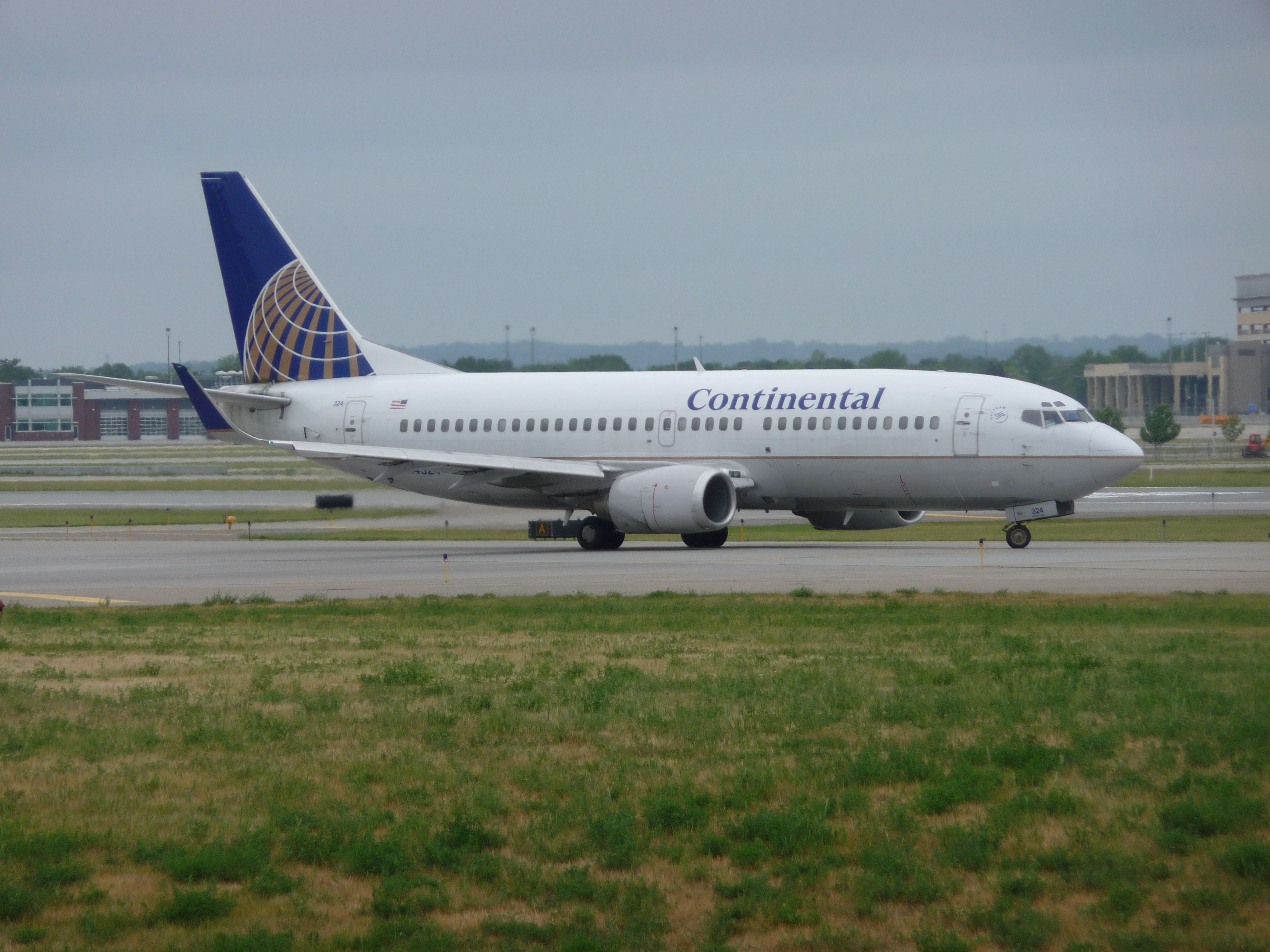 BOEING 737-300 (N14324) - Continental N14324 Taxiing for departure on 12R at KMSP on June 07, 2009.