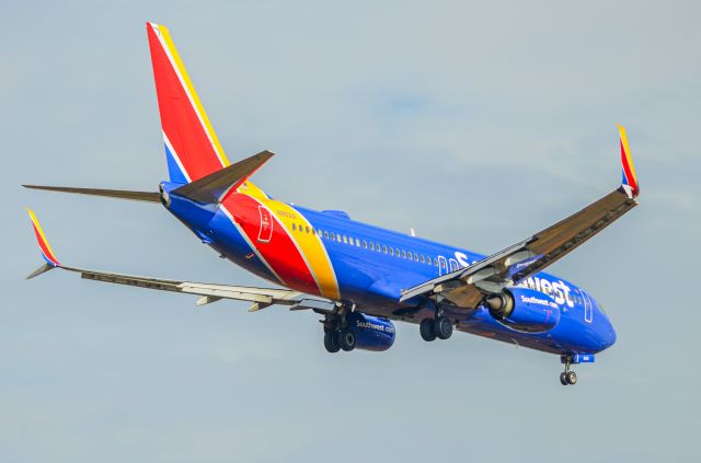 Boeing 737-800 (N8621A)