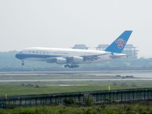 Airbus A380-800 (B-6136)