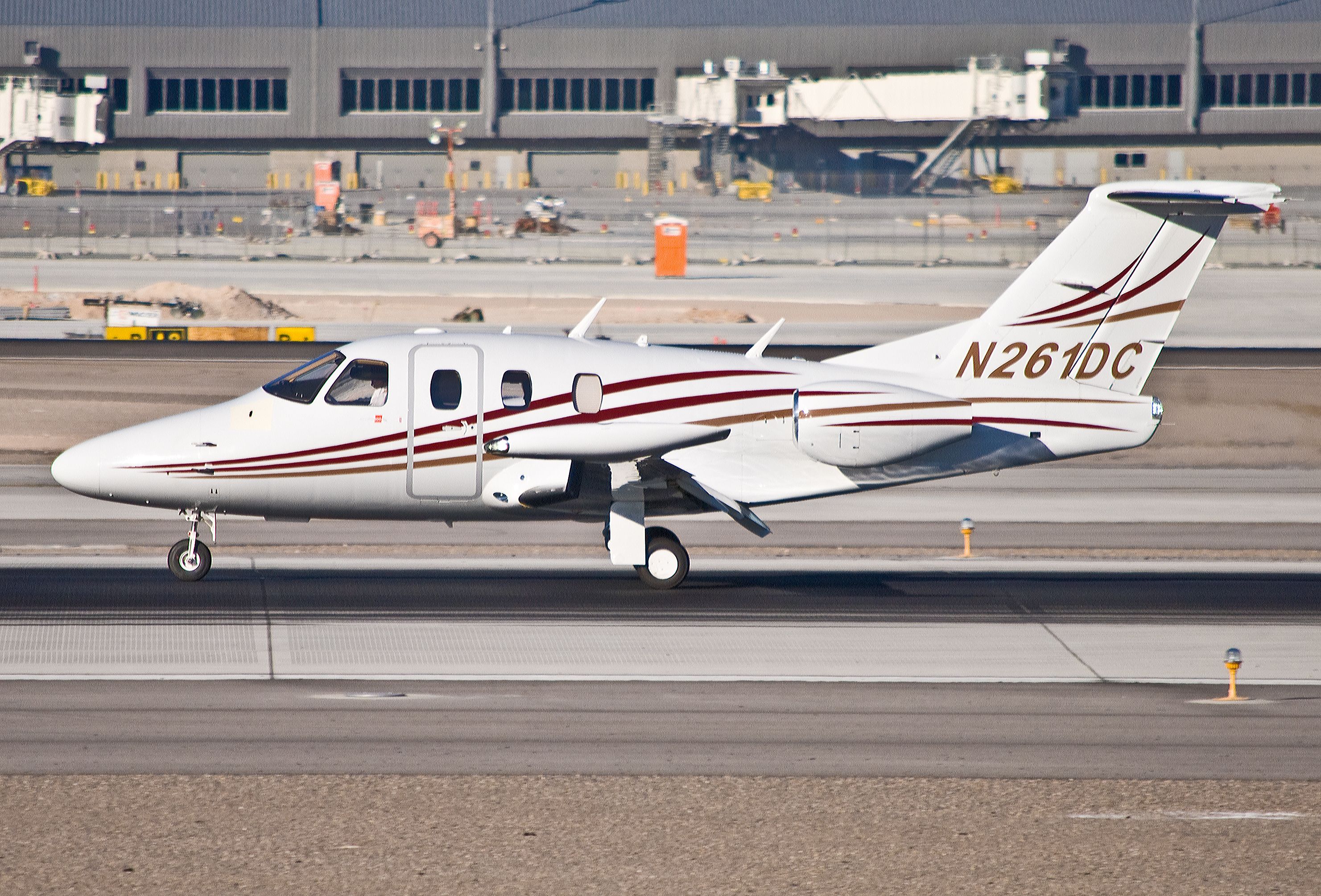 Eclipse 500 (N261DC)