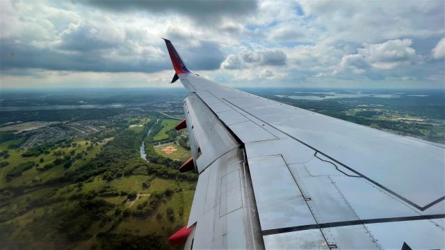 Boeing 737-800 (N8610A) - Some cloud cover made for dramatic lighting on short final as WN4138 from HOU