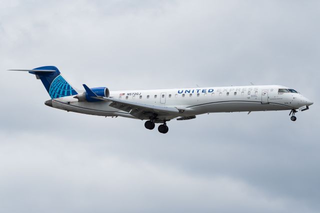 Canadair Regional Jet CRJ-700 (N572GJ)