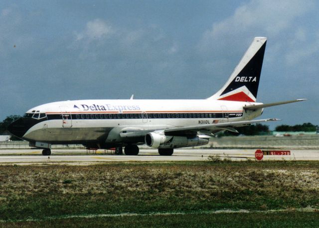 Boeing 737-200 (N311DL)