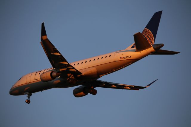 EMBRAER 175 (long wing) (N143SY)