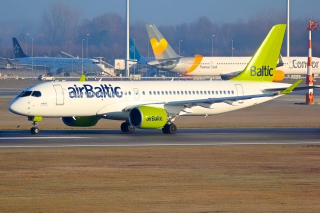 Airbus A220-300 (YL-CSJ)