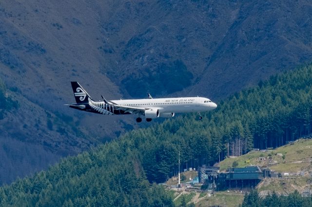 Airbus A321 (ZK-OYA) - Flight NZ635 from Auckland AKL/NZAA on approach for runway 05 at Queenstown ZQN/NZQN. Bob's Peak and gondola station in background.