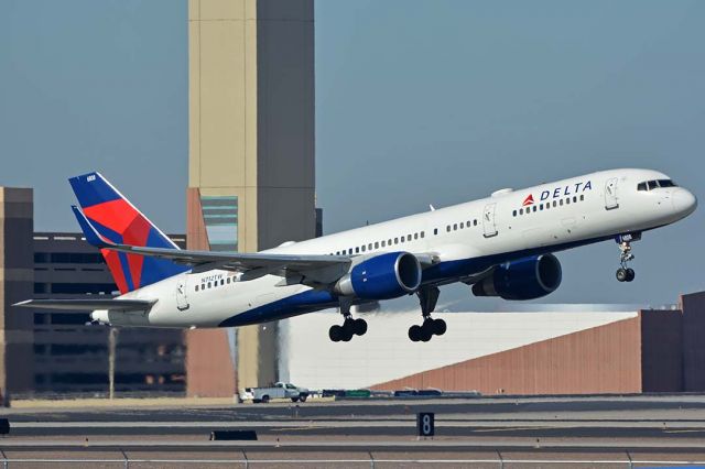 Boeing 757-200 (N712TW) - Delta Boeing 757-2Q8 N712TW at Phoenix Sky Harbor on December 18, 2017.