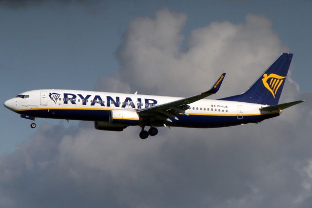 Boeing 737-800 (EI-GJA) - On short finals for rwy 24 on 31-Aug-19 operating flight RYR103 from EGSS.