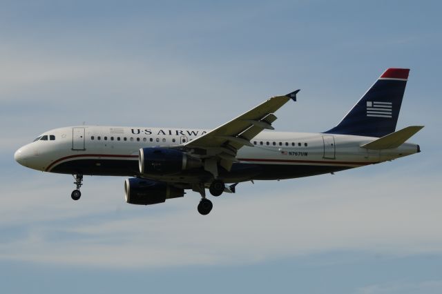 Airbus A319 (N767UW)