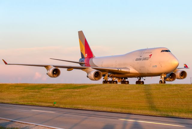 Boeing 747-400 (HL7413) - Golden light for the Queen.