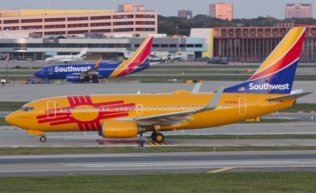 Boeing 737-700 (N781WN) - New Mexico One taxiing to the gate with "The Jack Vital" off the stand for the evening in the back ground (Please view in "full" for highest image quality)