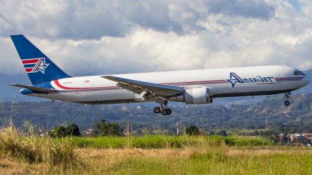 BOEING 767-300 (N319CM) - llegando con  el primer día de verano.