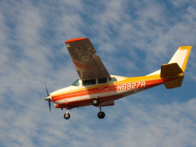 Cessna Centurion (N6927R) - Landing on RWY 24