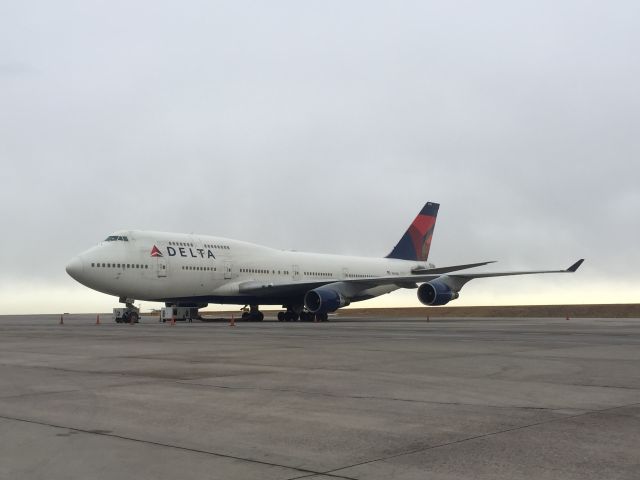 Boeing 747-400 (N663US) - Brought the Indianapolis Colts to Denver to kick some Broncos butt.