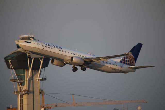 Boeing 737-900 (N68880)